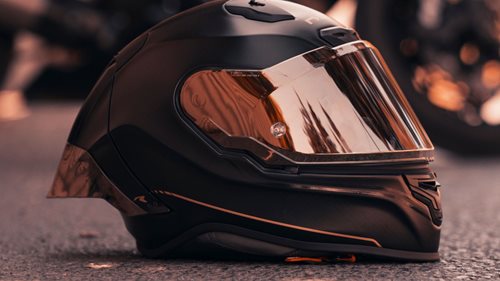 Tragická nehoda českého motorkáře. Při předjíždění se čelně střetl s dodávkou