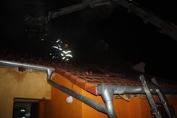 Noční požár střechy v Hluboké nad Vltavou