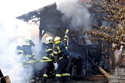 V Jenišově na Karlovarsku hořel rodinný dům Likvidaci ohně komplikovaly výbuchy tlakových lahví i poškozená elektřina 