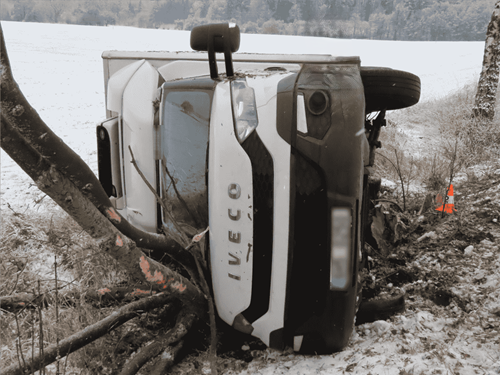 Dodávka skončila na boku kvůli letním pneumatikám v zimních podmínkách