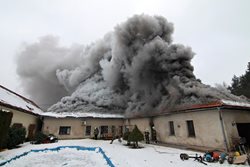 Při požáru rodinného domu v Mukařově zasahovalo deset jednotek