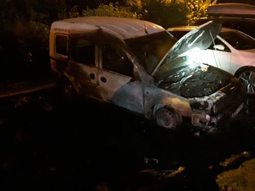 Požár tří aut na parkovišti od hořících kontejnerů