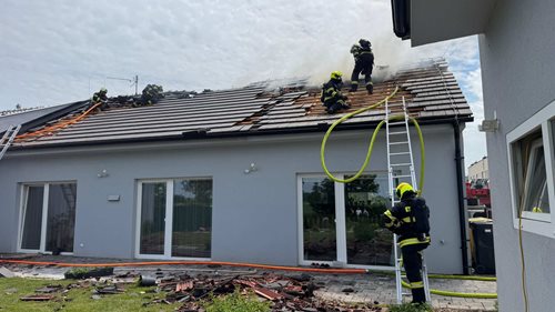 Požár střechy s fotovoltaikou způsobil milionové škody. Hasiči nasadili výškovou techniku