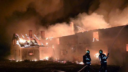 Dvě skladovací haly zachvátil rozsáhlý požár. Na místo vyjelo 16 jednotek hasičů