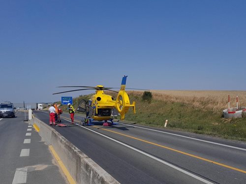 Chaos na silnici: Tři auta se srazila, hasiči zasahovali u nehody