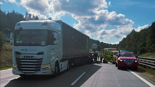 Nehoda nákladního auta a dvou osobních vozů. Čtyři osoby skončily v nemocnici