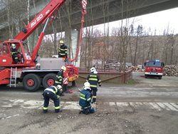 Záchrana psa z drenážního kanálu