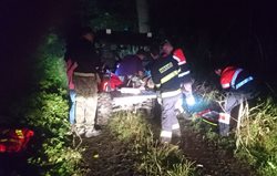 Pacienta z nepřístupného terénu večer transportovala hasičská čtyřkolka