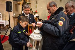 Čeští a rakouští hasiči si předali Betlémské světlo