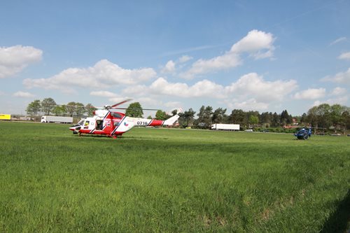 VIDEO/FOTO U vážné nehody, která zastavila provoz na hlavní silnici u Poříčí nad Sázavou, zasahovaly dva vrtulníky