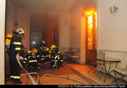 FOTOGALERIE/ Při požáru v pražském hotelu zemřeli čtyři lidé, hasiči zachránili 34 osob a dva hasiči se zranili