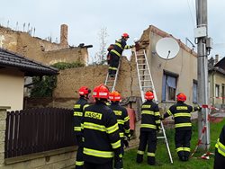 V Nemoticích hasiči rozebírali část domu