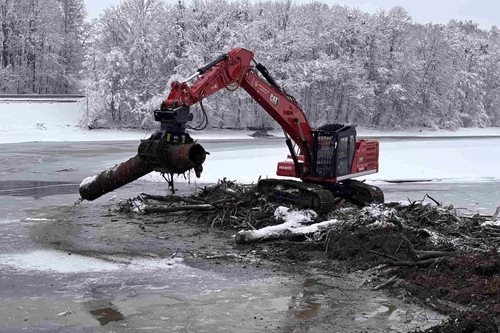Hasiči nasadili pásové rypadlo k odklizení naplaveného dřeva