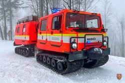 Hasiči cvičili s pásovým vozidlem Hägglunds BV206