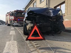 Při nárazu osobního vozidla do rodinného domku na Olomoucku se zranily tři osoby.
