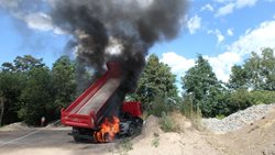 V Novém Bydžově hořel nákladní automobil, zavadil o dráty elektrického napětí