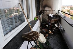 Požár výškové budovy a problém se zaparkovanými auty na nástupní ploše