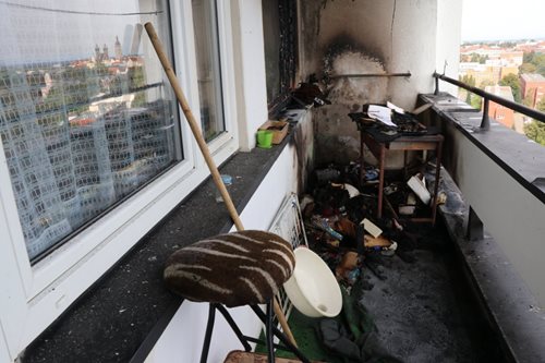 Požár výškové budovy a problém se zaparkovanými auty na nástupní ploše