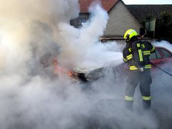 Plameny zničily přední část osobního vozu
