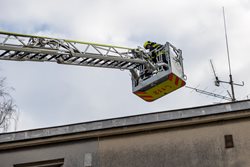 Hasiči z hořícího bytu v Paskově vynesli v náručí dvě děti, jedno z nich požár nepřežilo