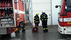Hasiči zasahovali u požáru rozvodny vysokého napětí na Brněnsku