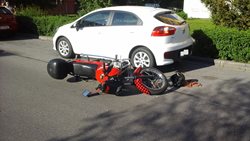 Motorkář v Českých Budějovicích poškodil tři osobní auta