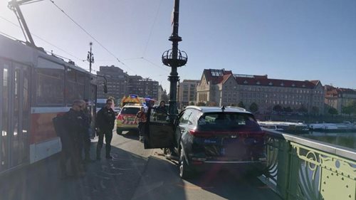 Auto vjelo na chodník a srazilo dva lidi. Na místě zasahují záchranáři