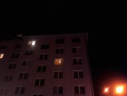 Z hořícího bytu vyvedli hasiči osobu, která se nadýchala jedovatých zplodin hoření