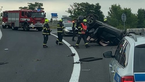 Auto skončilo na střeše. U nehody zasahovaly všechny složky IZS
