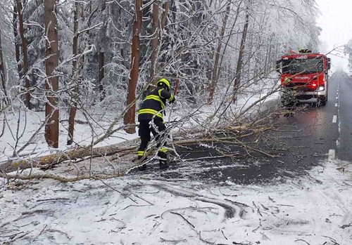 Husté sněžení ochromilo dopravu, hasiči evidovali 18 zásahů
