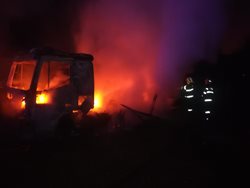 K rannímu požáru nákladního automobilu na Jablonecku vyjelo několik jednotek hasičů