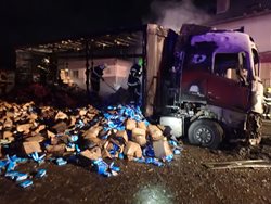 Požár nákladního automobilu poškodil vedle stojící dodávku. Aktualizace