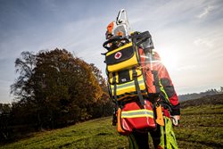 Hasiči v Královéhradeckém kraji přišli s myšlenkou speciálního batohu pro pilaře, nový pomocník je na světě