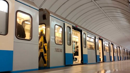 Muži se v soupravě metra zastavilo srdce. Po 20 minutách resuscitace se podařilo obnovit krevní oběh