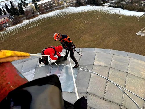 Zásah ve výškách zabránil ohrožení osob