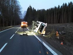 U Věže havaroval v úterý ráno nákladní vůz
