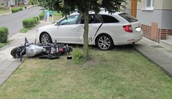 Nehoda cyklisty a motorkáře. S ošetřením zraněných pomáhali i zasahující hasiči.