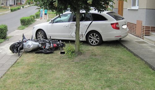 Nehoda cyklisty a motorkáře. S ošetřením zraněných pomáhali i zasahující hasiči.