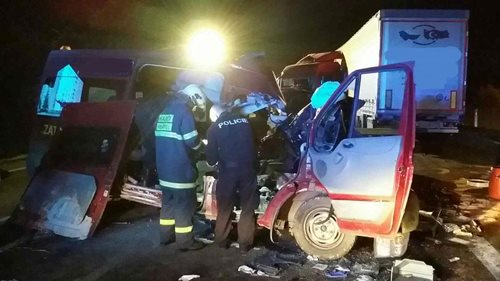 Tragicky skončil v podvečer střet dodávky s kamionem v Pardubickém kraji