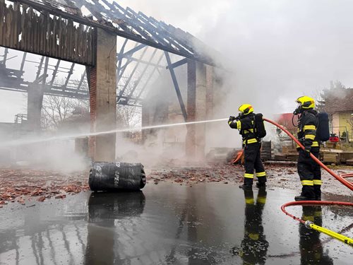 Rozsáhlý požár způsobil milionové škody, na místě zasahovalo čtrnáct jednotek hasičů