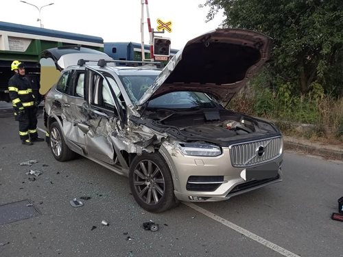 Kolize vlaku s autem na železničním přejezdu: Hasiči zajistili místo
