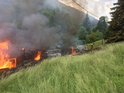 Likvidaci požáru beskydské roubenky ztěžovala špatná dostupnost