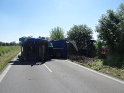  Vyprošťování nákladní tatry na boku v Ostravě-Heřmanicích
