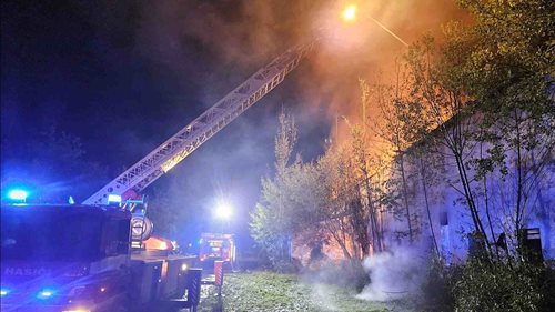 Požár skladu slámy zaměstnal deset jednotek. Hasiči bojovali s ohněm celou noc
