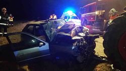 Po střetu auta s traktorem museli hasiči vyprostit zaklíněného řidiče