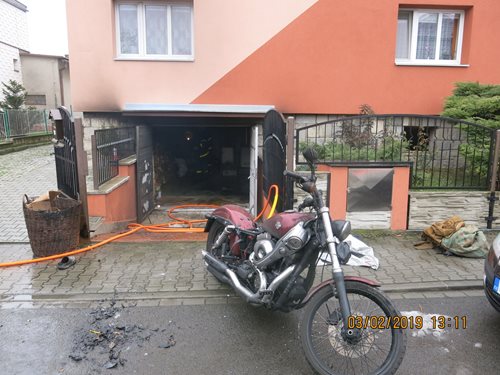 Při požáru ve Slavkově na Opavsku byli zraněni dva lidé, hasiči museli řezat prstýnek