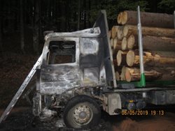 Požár polského kamionu se dřevem v Bílé s přečerpáváním nafty