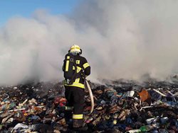 Hořela skládka, na místě zasahovaly dvě jednotky hasičů
