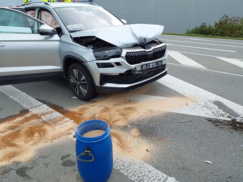 Hasiči zasahovali po srážce dvou aut, uniklé kapaliny ohrožovaly bezpečnost