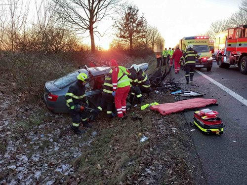 Vážná nehoda tří vozidel přinesla tragédii a osm zraněných